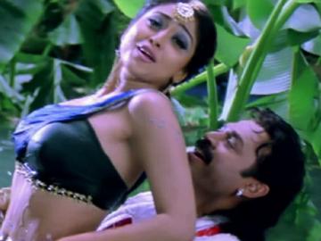 Shriya to reprise Manju Warrier role in Asuran Telugu remake
